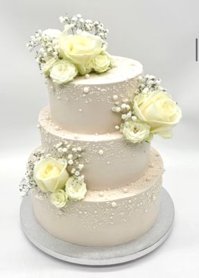 Torte mit Perlendekoration und weißen Blumen (dreistöckig)