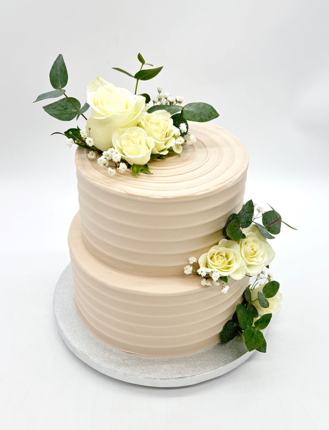 Torte mit Rillenoptik und Blumen zweistöckig
