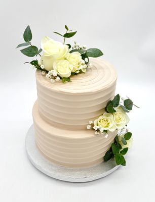 Torte mit Rillenoptik und Blumen zweistöckig