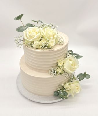 Torte mit Rillenoptik und Blumen zweistöckig