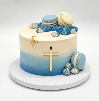 Torte mit Farbverlauf, Kreuz und Macarons und Blattgold