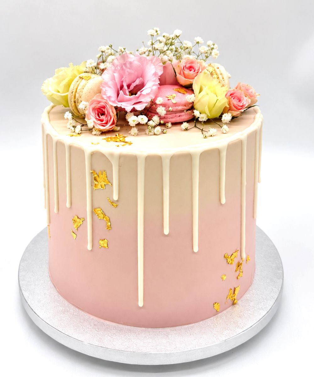 Torte mit Farbverlauf, Drip, Blumen, Macarons und Blattgold
