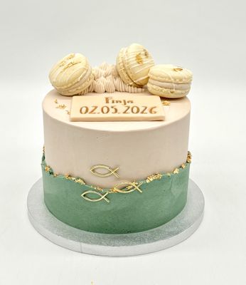 Torte mit aufgesetzten Cremerändern, 3 Macarons, 3 Fischen und Blattgold