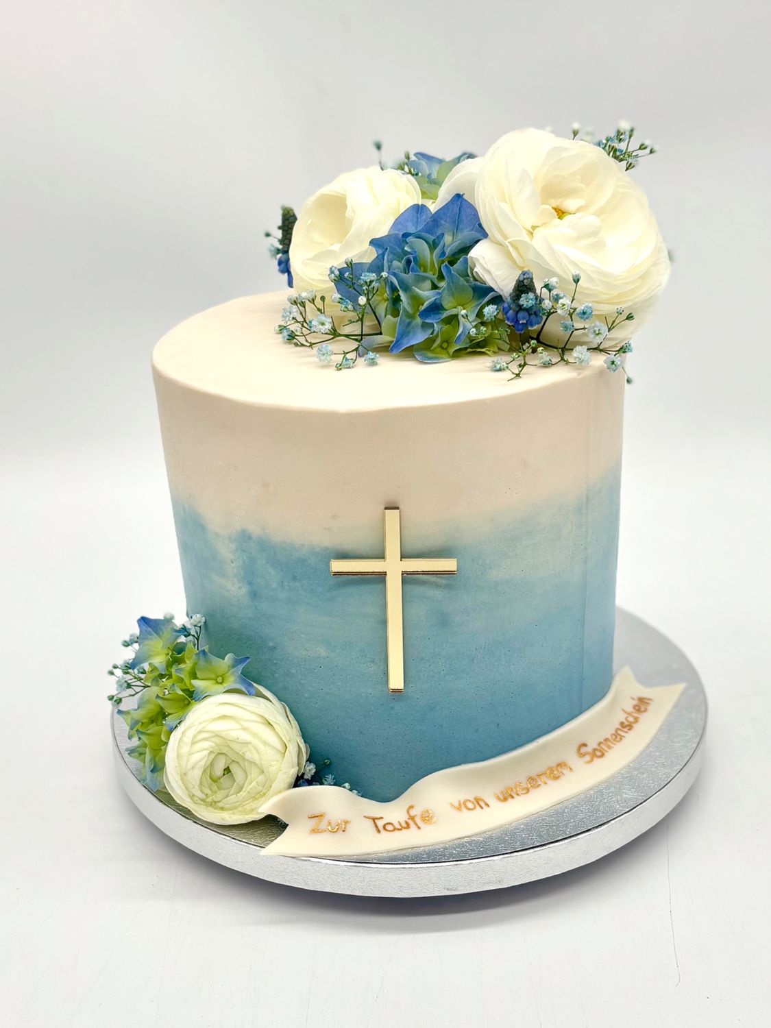Torte mit Farbverlauf, Drip, echten Blumen, Kreuz und Banderole