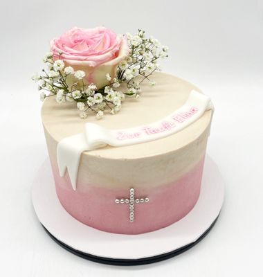 Torte mit Farbverlauf, echten Blumen, Perlenkreuz und Banderole