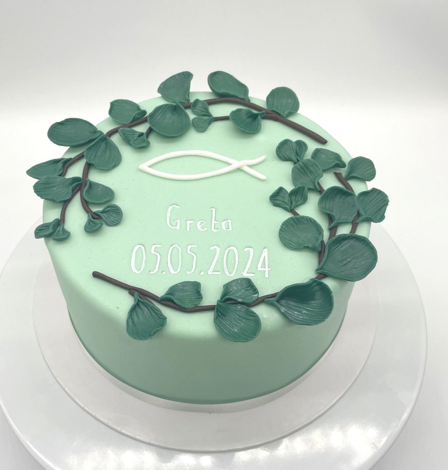 Fondant Torte mit handmodelliertem Eukalyptus aus Zucker