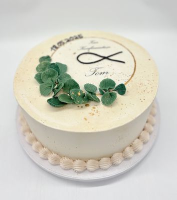 Torte mit Cremerand, essbarem Druck und handmodelliertem essbarem Eukalyptus