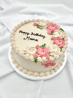 Torte mit Vintagerand und Cremerosen