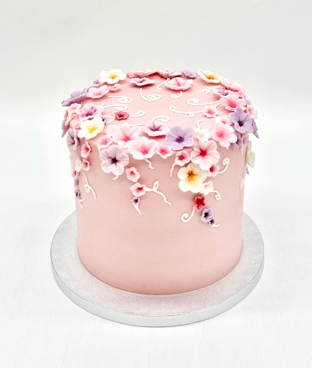 Torte mit Zuckerblümchen und Ranken (einstöckig)