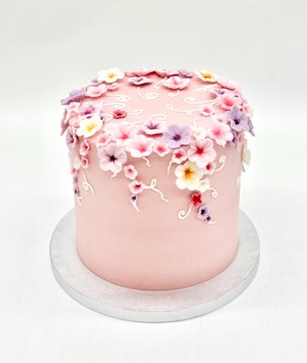 Torte mit Zuckerblümchen und Ranken (einstöckig)