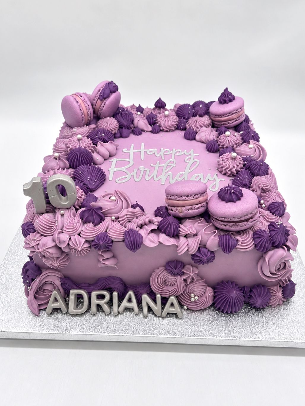Torte Quadrat mit üppiger Cremedekoration und Macarons