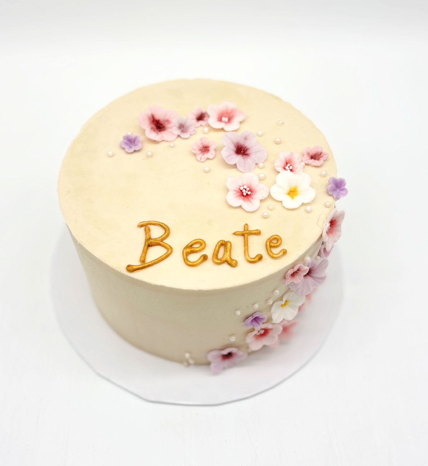 Torte mit Zuckerblümchen