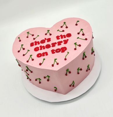 Torte Herzform "she`s the cherry on top"