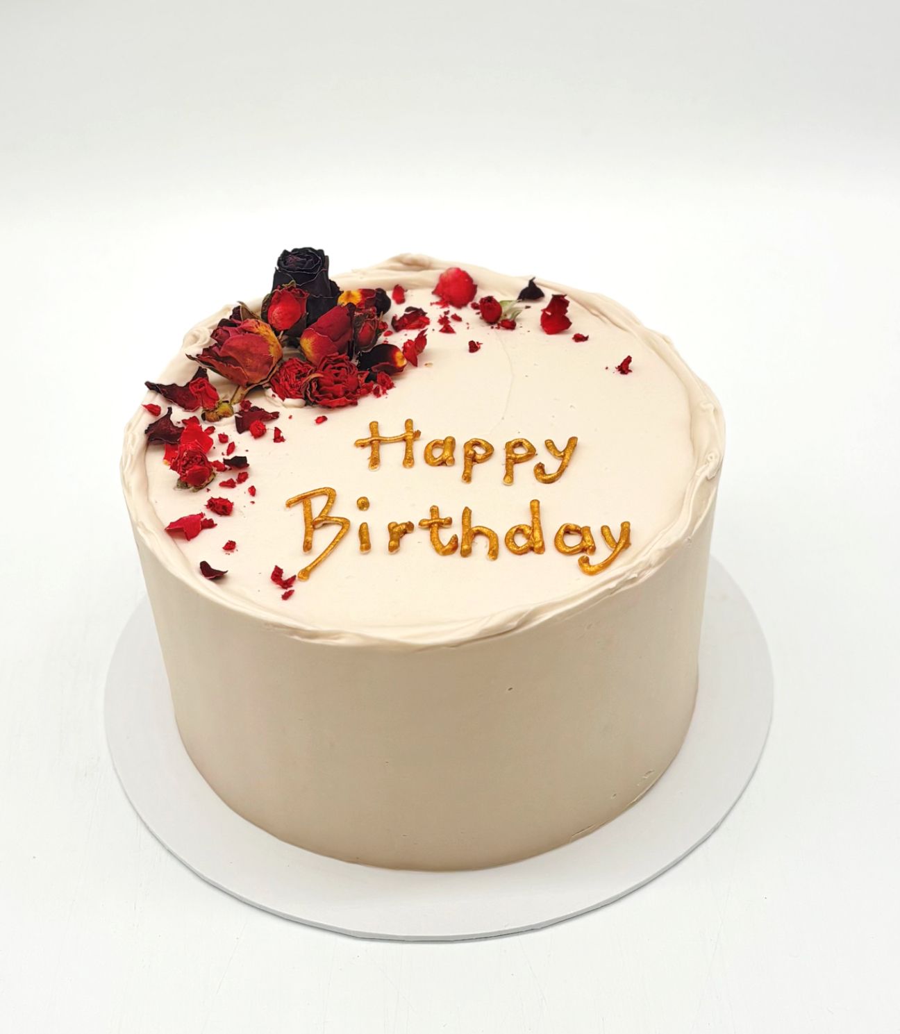 Torte mit Dekoration aus essbaren getrockneten Blüten