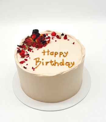 Torte mit Dekoration aus essbaren getrockneten Blüten