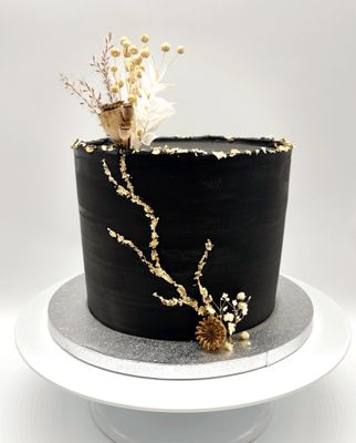 Torte schwarz/gold mit goldbesetzten Rissen und Trockenblumen