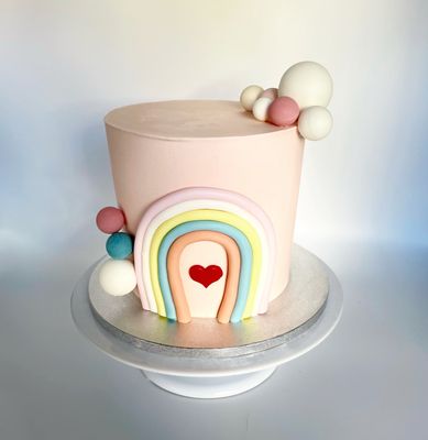 Torte Regenbogen mit Herz und Kugeln