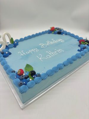 Torte Rechteck mit Cremerand und Früchten