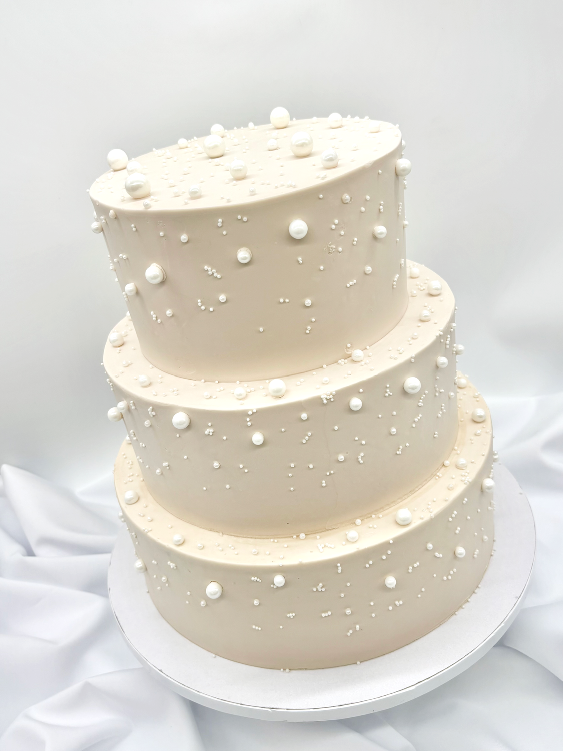Torte mit Perlendekoration (dreistöckig)