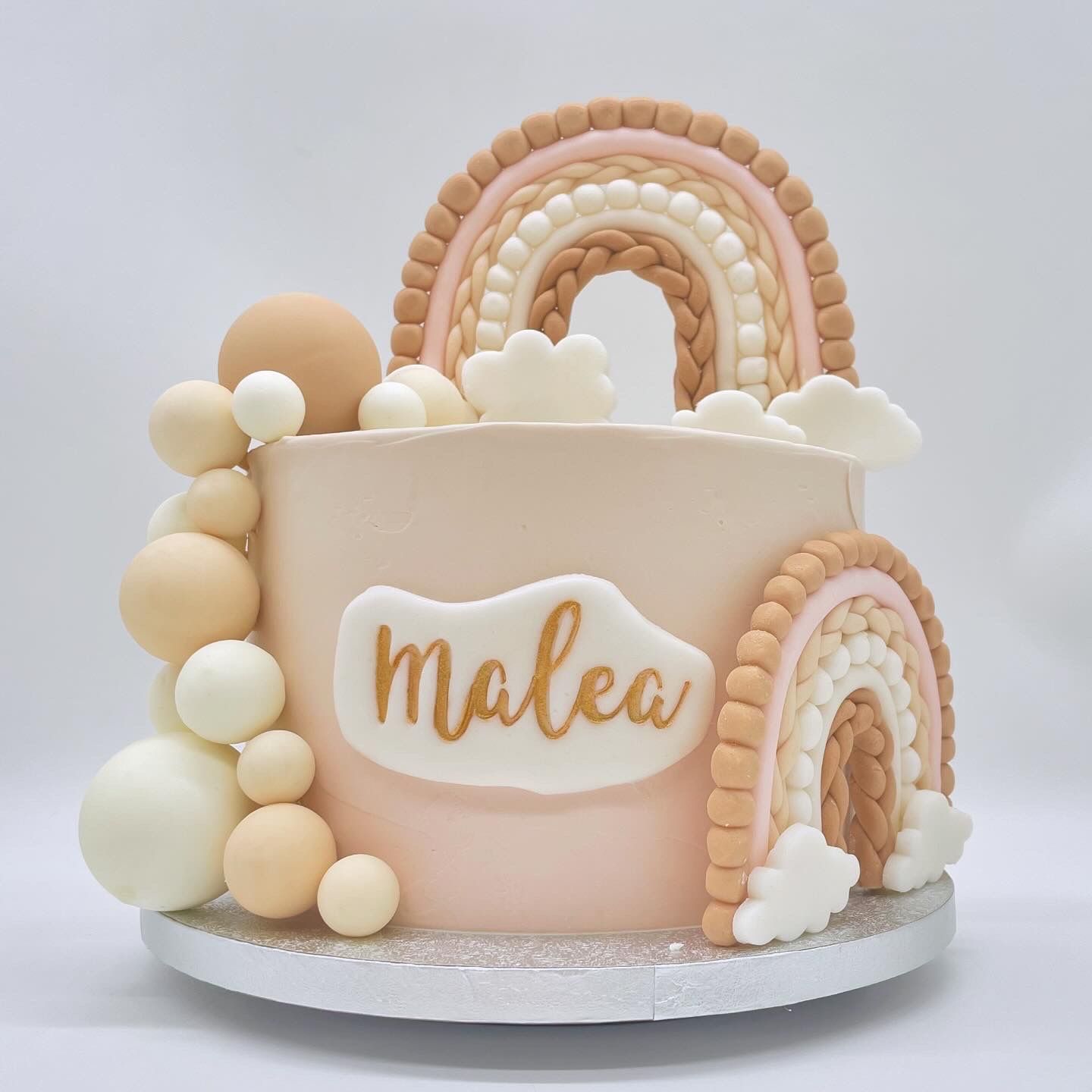 Torte Regenbogen in Pastelltönen und Kugeln
