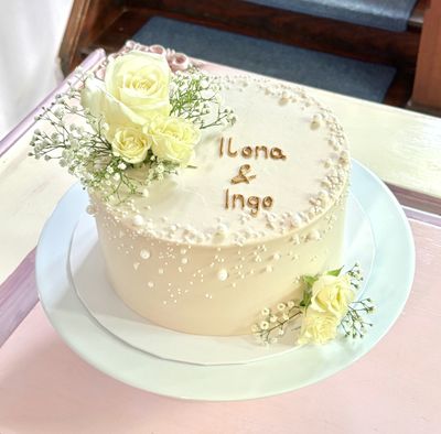 Torte mit Perlendekoration und echten Blumen