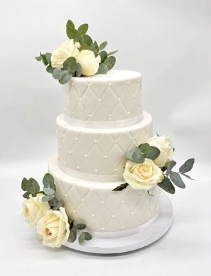 Torte mit Fondantüberzug, Rautenoptik und Blumen (dreistöckig)