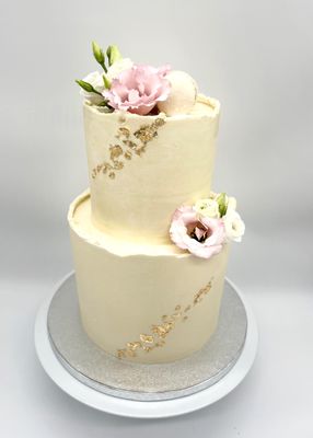 Torte mit Blattgold, Macarons und Blumen zweistöckig