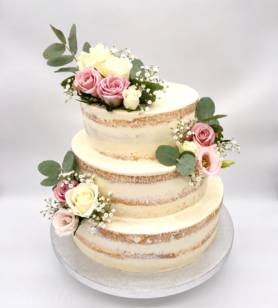 Torte mit durchscheinenden Böden und  Blumendekoration (dreistöckig)