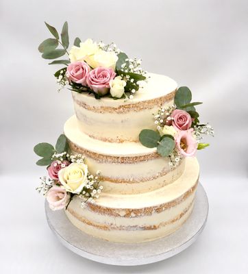 Torte mit durchscheinenden Böden und  Blumendekoration (dreistöckig)