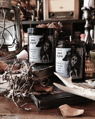 Omen of Grim ✷ Duftkerze im Glas 180 ml