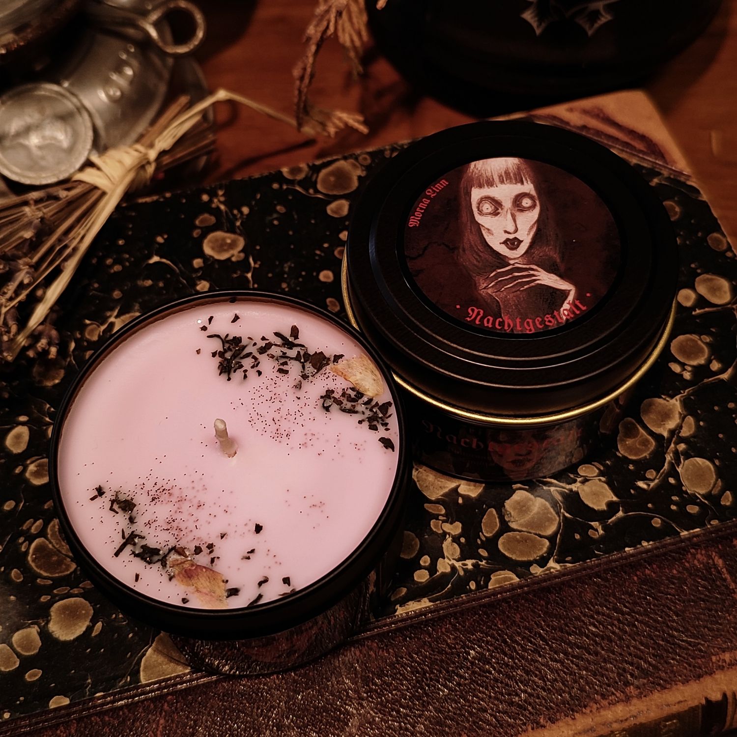 Nachtgestalt ✷ Duftkerze im Glas 135 ml