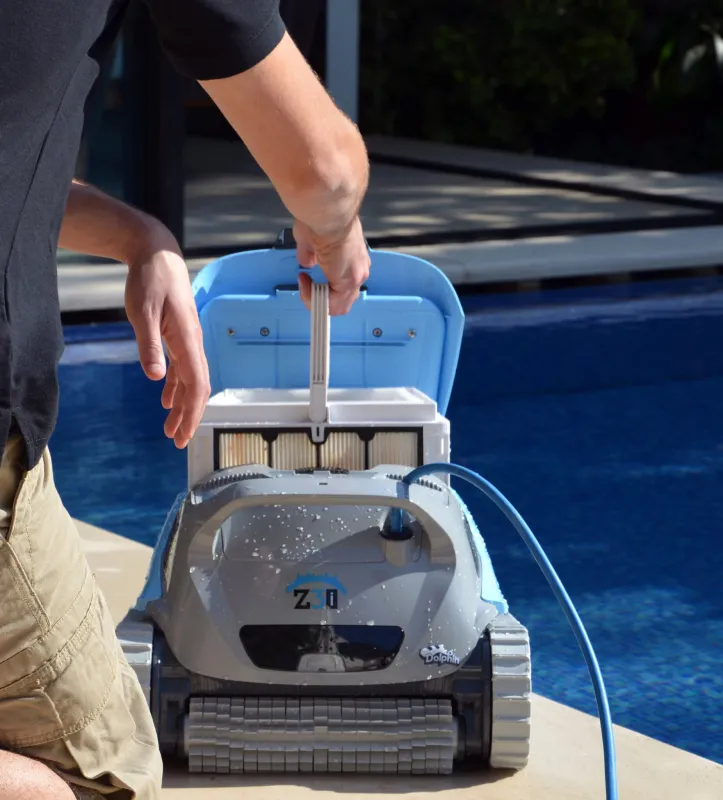 Cómo reparar un limpiafondos robot de piscina