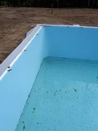 Cómo detectar y reparar fugas y grietas en piscinas