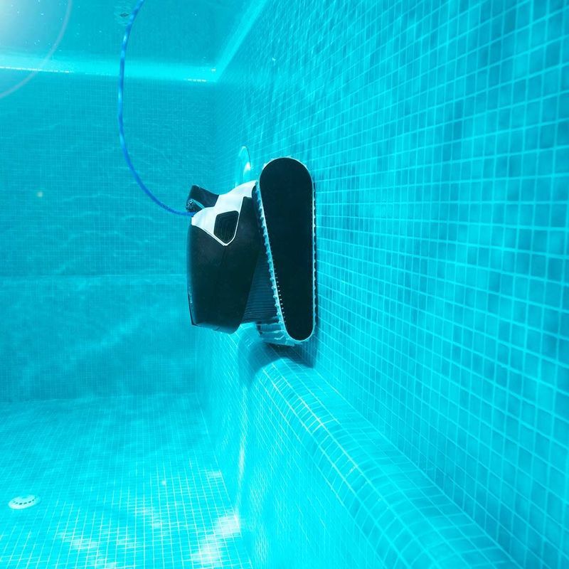 ¿Cómo Limpiar el Fondo de la Piscina?. Métodos y Consejos Efectivos