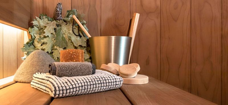 Los Mejores Accesorios de Relajación para Disfrutar tu Sauna al Máximo