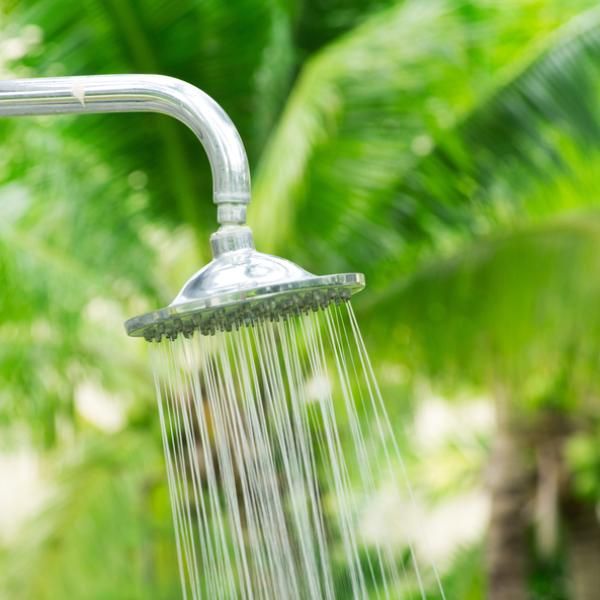 Ducha exterior conectada a manguera de jardín: una opción cómoda y económica