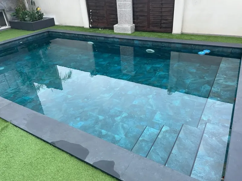 Tipos de suelos para piscinas: recomendaciones para una elección acertada