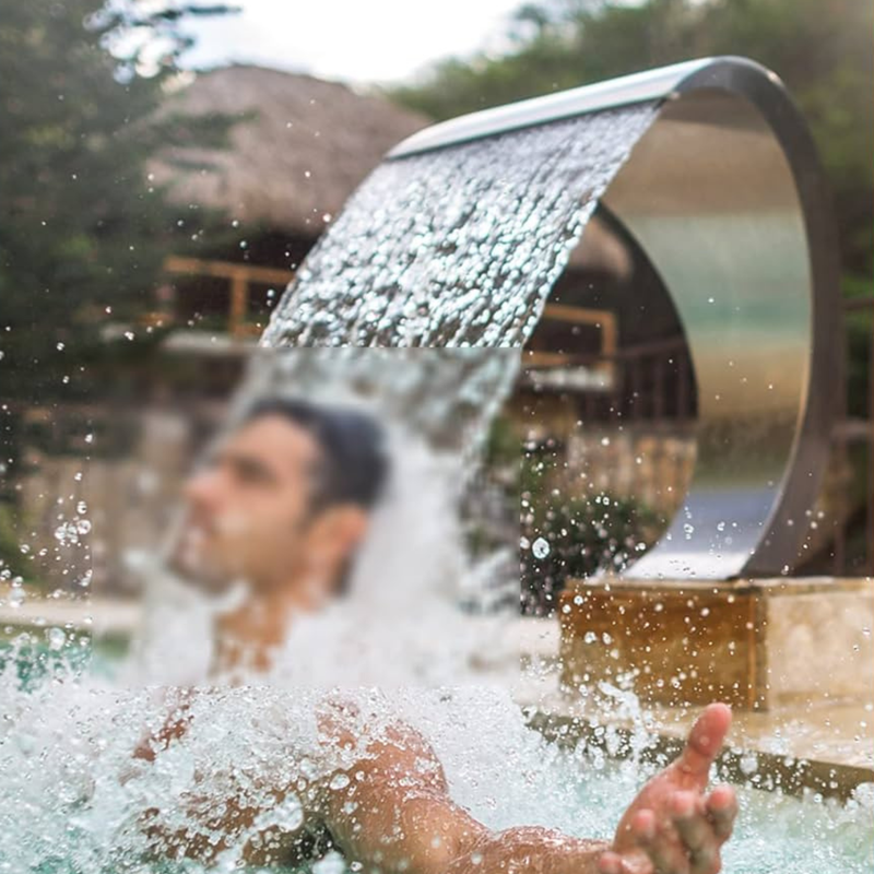 Cómo elegir la mejor cascada o fuente para transformar tu piscina