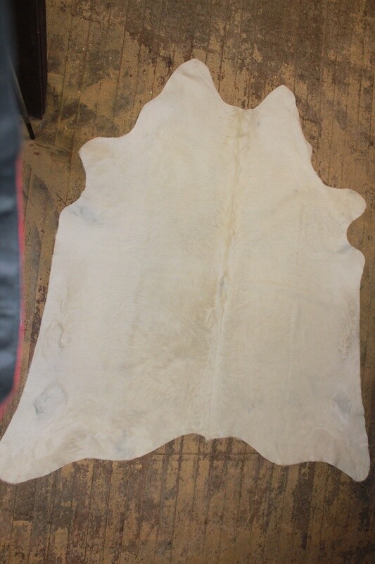 COW HIDE RUG NATURAL WHITE SELECT EXTRA QUALITY 38ft2 AVERAGE 12077
