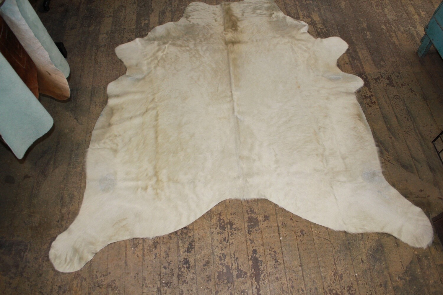 COW HIDE RUG NATURAL WHITE SELECT EXTRA QUALITY 27ft2 AVERAGE 12076, Item #: 12076 9085, Alternate Lookup: QXW271-209, Vendor Stock #: 62 M 2-2.9m2