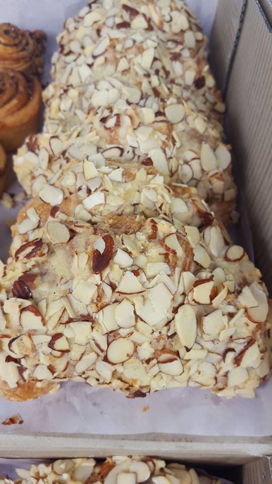 Pandoro Almond Croissant (croissant aramona)