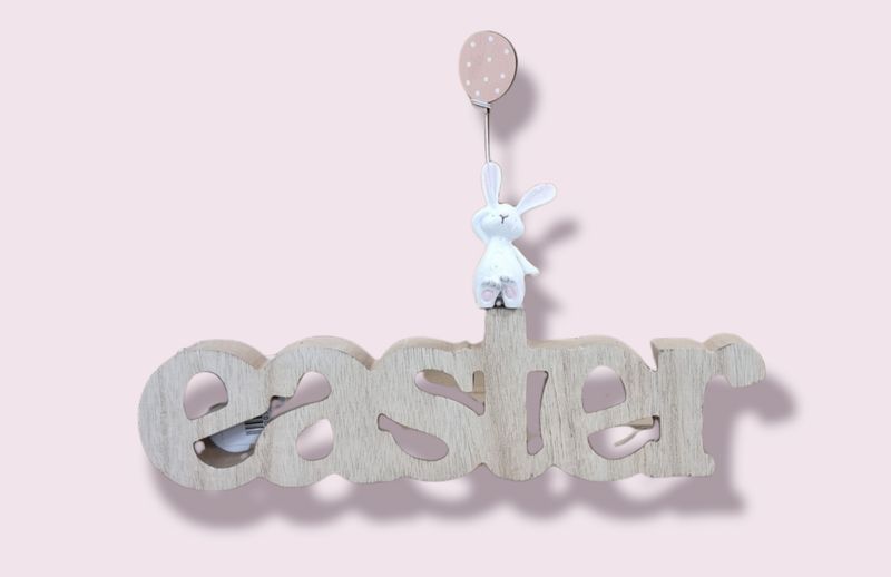 Paasdecoratie met konijntje in hout Paasdecoratie met konijntje in hout