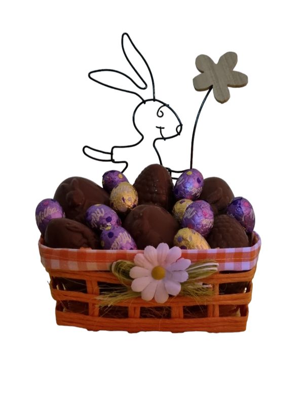 Opgevuld Paasmandje konijn met bloem