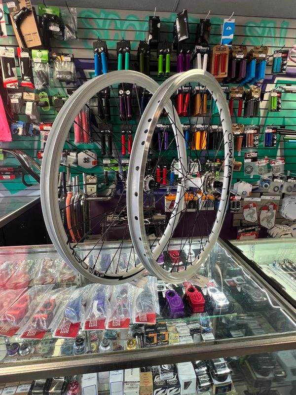26&quot; Custom Wheelset - White Profile Elite Hubs / White TNT M80 Hoops