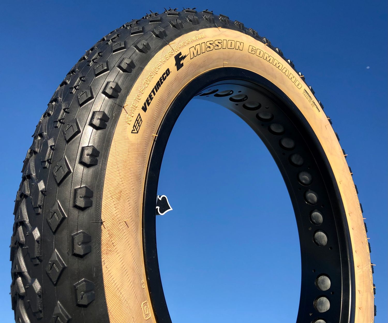 Vee Tire CO - Mission Command 20x4.0 BK/TAN, Wire/26&quot; Enduro/Over Ride E50