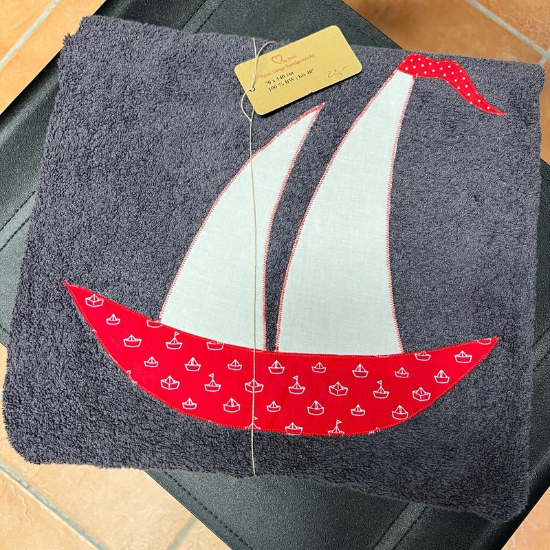 Duschhandtuch mit Applikation Schiff