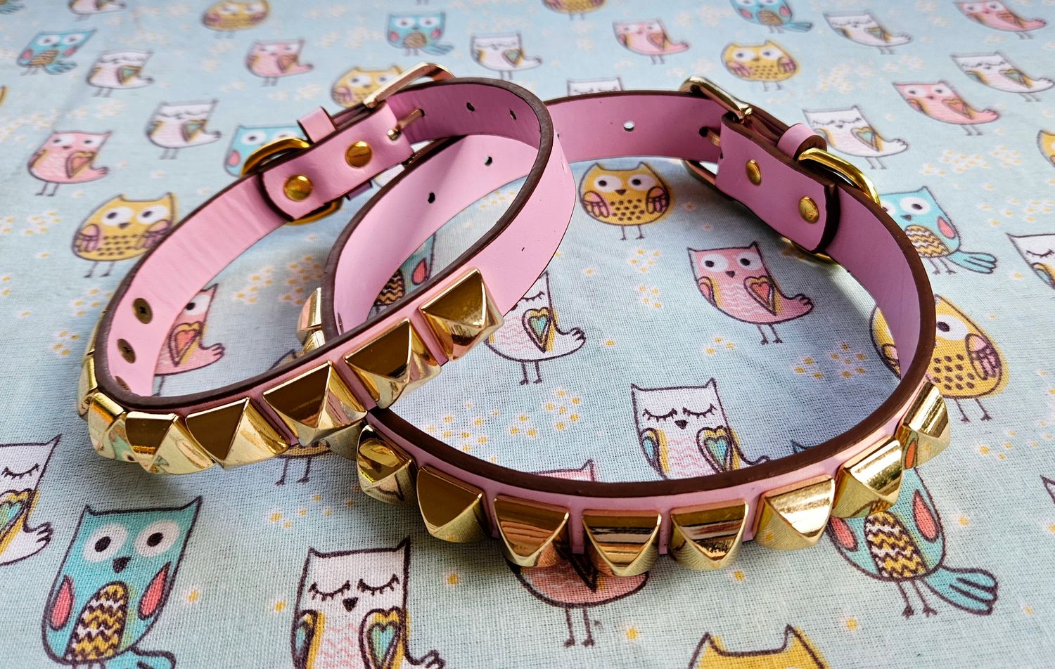 Lilac collar with gold stud line