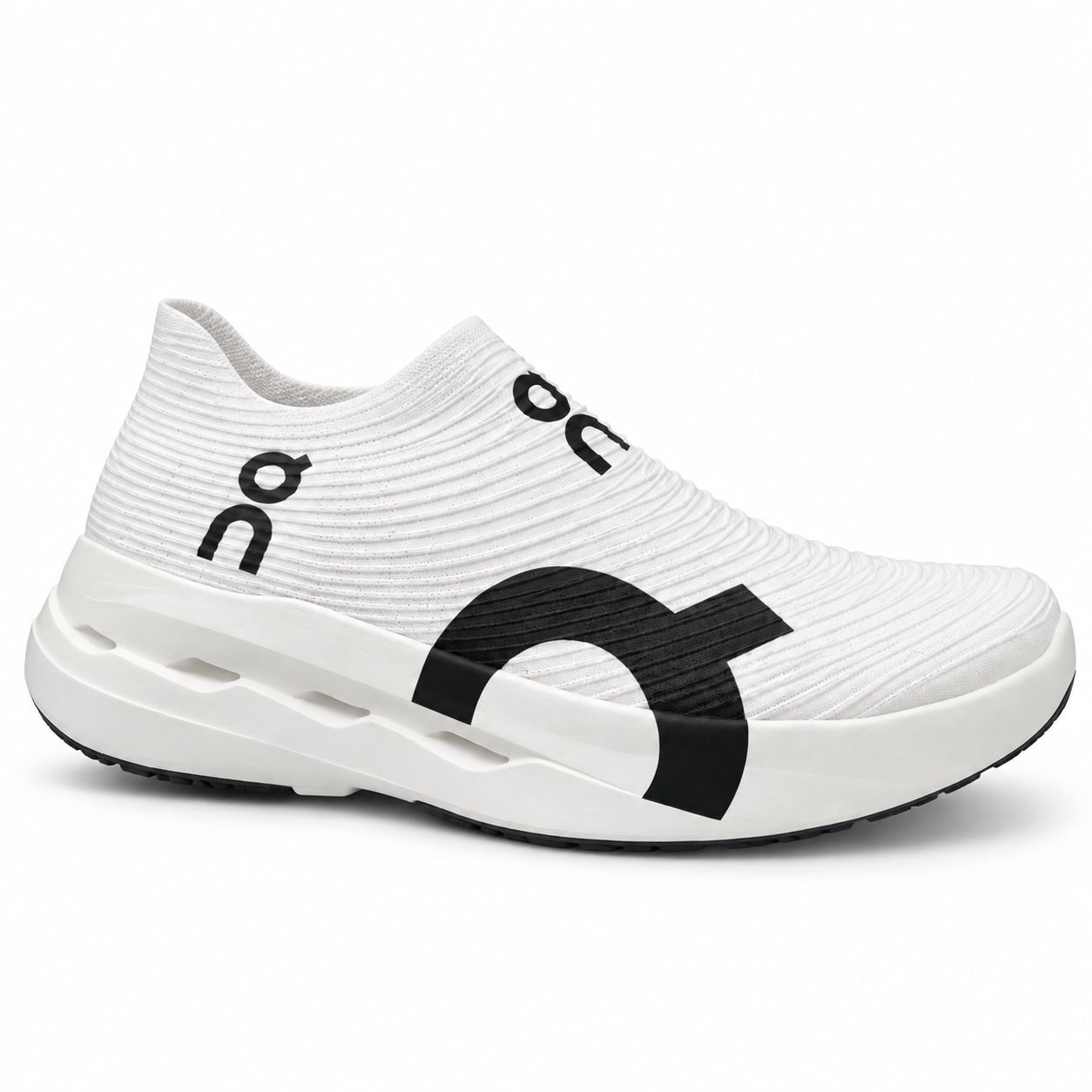 On LightSpray Cloudboom Strike – White/Black — product view 2