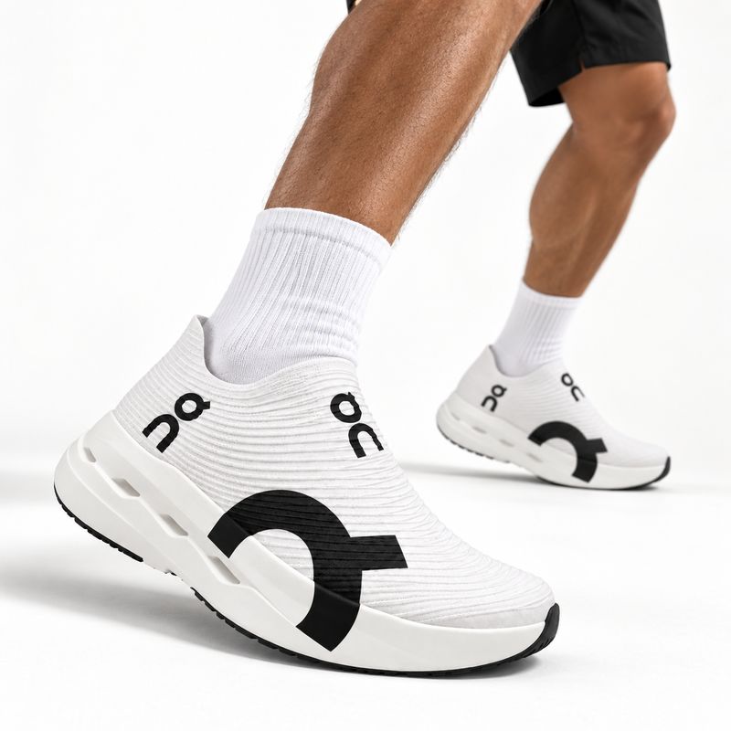 On LightSpray Cloudboom Strike – White/Black