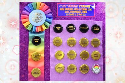 TOP TROPES RIBBONS AND PINS